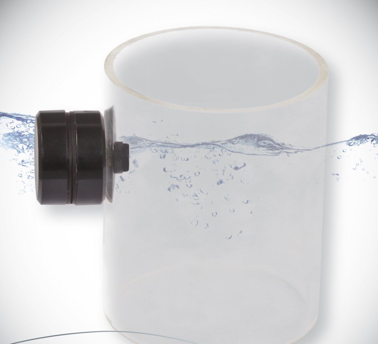 AQUA MEDIC Rohr mit Sensor, für Aquaristik-Wasseraufbereitung, transparent, halb gefüllt mit Wasser.