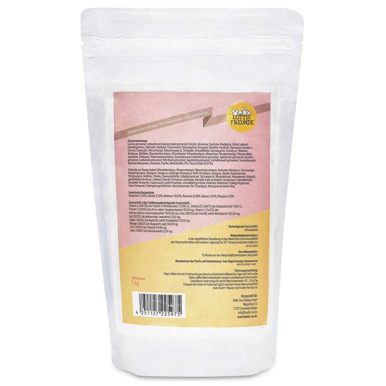 Das Bild zeigt eine weiße Verpackung des Produkts „Lottis Freunde“, einer Marke für Tierbedarf. Es handelt sich um ein 1-kg-Beutel mit Futter für Kleintiere, speziell für Meerschweinchen. Die Verpackung enthält detaillierte Angaben zu Inhaltsstoffen, Zusa