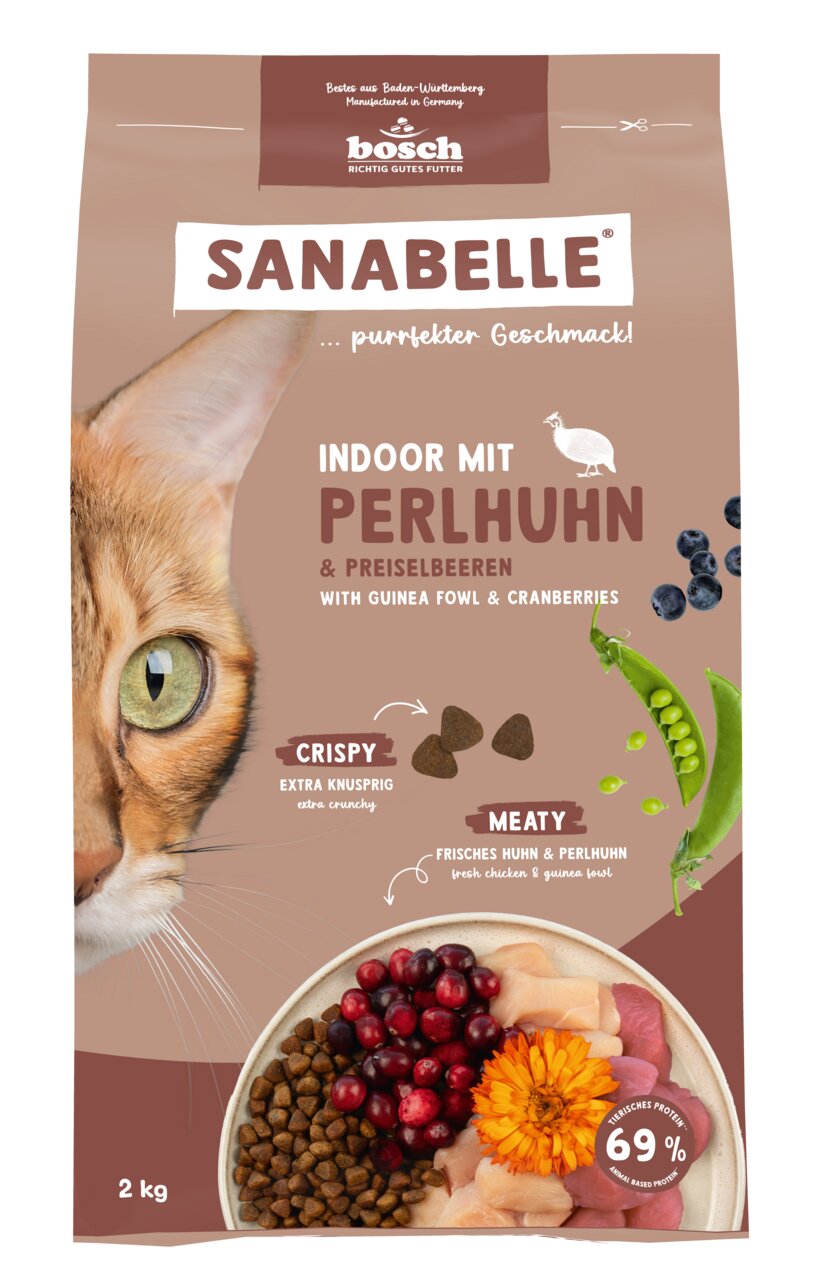 Das Bild zeigt eine 2-kg-Packung des Katzenfutters „Sanabelle Indoor mit Perlhuhn & Preiselbeeren“ der Marke Bosch. Es ist speziell für Hauskatzen entwickelt und enthält frisches Huhn und Perlhuhn sowie Preiselbeeren. Die Rezeptur bietet 69 % tierisches P