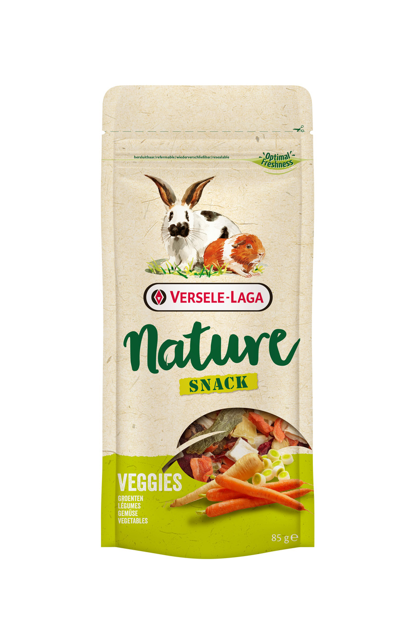 Das Bild zeigt eine Verpackung des Produkts „Versele-Laga Nature Snack Veggies“. Es handelt sich um einen Snack für Kleintiere wie Kaninchen und Meerschweinchen. Die Geschmacksrichtung ist Gemüse, mit Zutaten wie Karotten und Lauch. Die Packung enthält 85