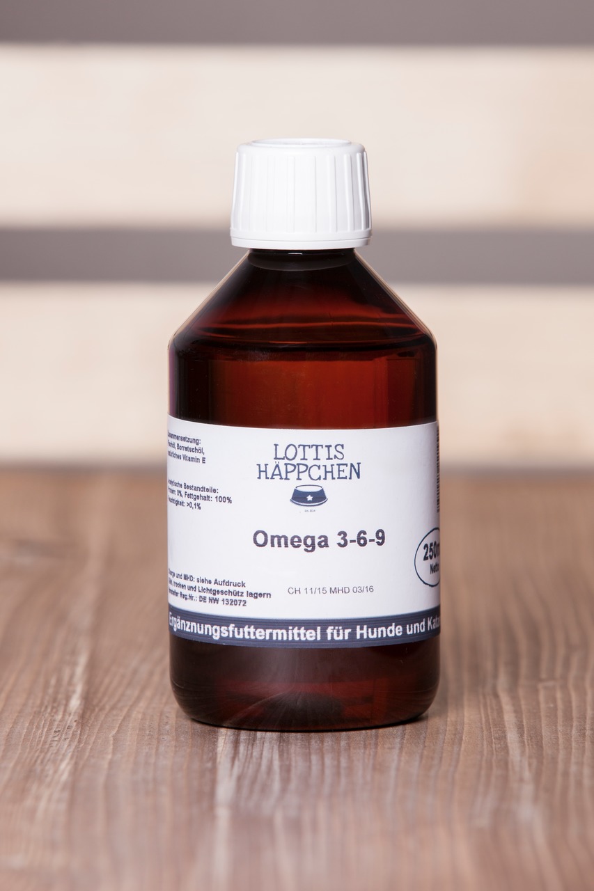 Das Bild zeigt eine braune Flasche mit weißem Etikett und Schraubverschluss. Es handelt sich um das Produkt „Lottis Häppchen Omega 3-6-9“, ein Ergänzungsfuttermittel für Hunde und Katzen. Die Flasche enthält 250 ml und ist speziell für die Unterstützung d