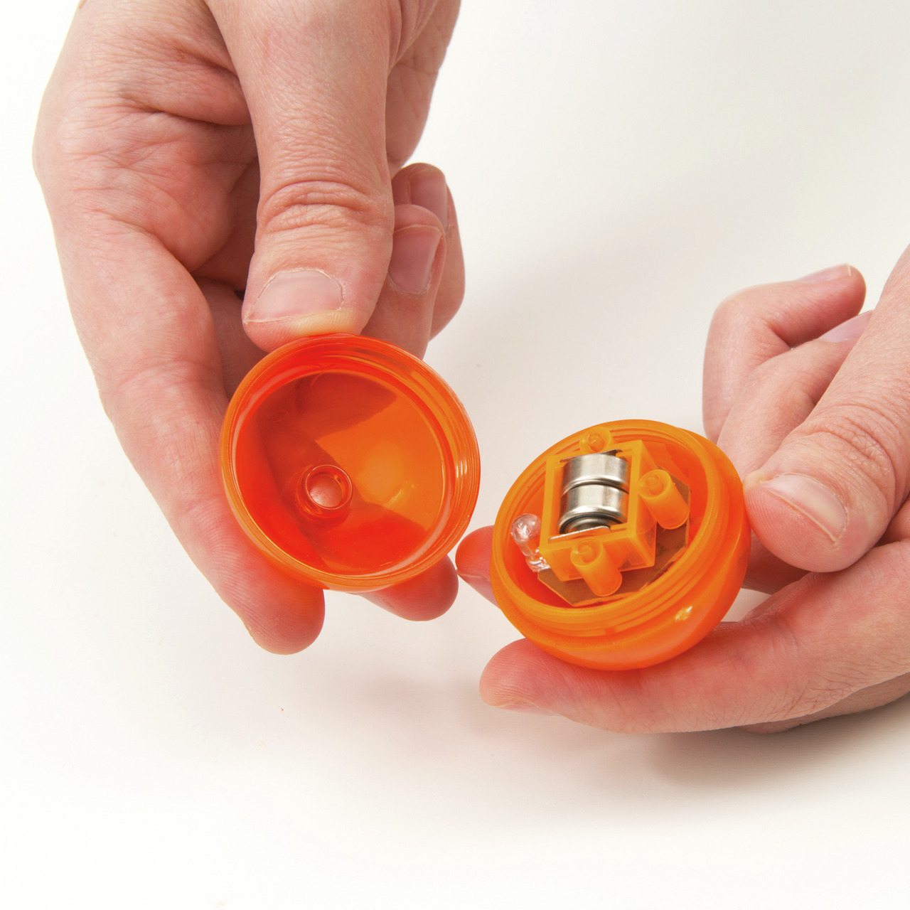 Catit Katzenspielzeug, orange, mit LED & Metallrolle, für Katzen, fördert Bewegung & Unterhaltung, zerlegbar in 2 Hälften.