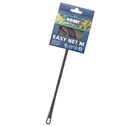 Das Bild zeigt das Produkt "Hobby Easy Net M", ein mittelgroßes Kescher für Aquarien. Es richtet sich an Aquarienbesitzer und dient zum sicheren Einfangen von Fischen. Der Kescher hat einen schwarzen Griff und ein feinmaschiges Netz. Die Verpackung zeigt 