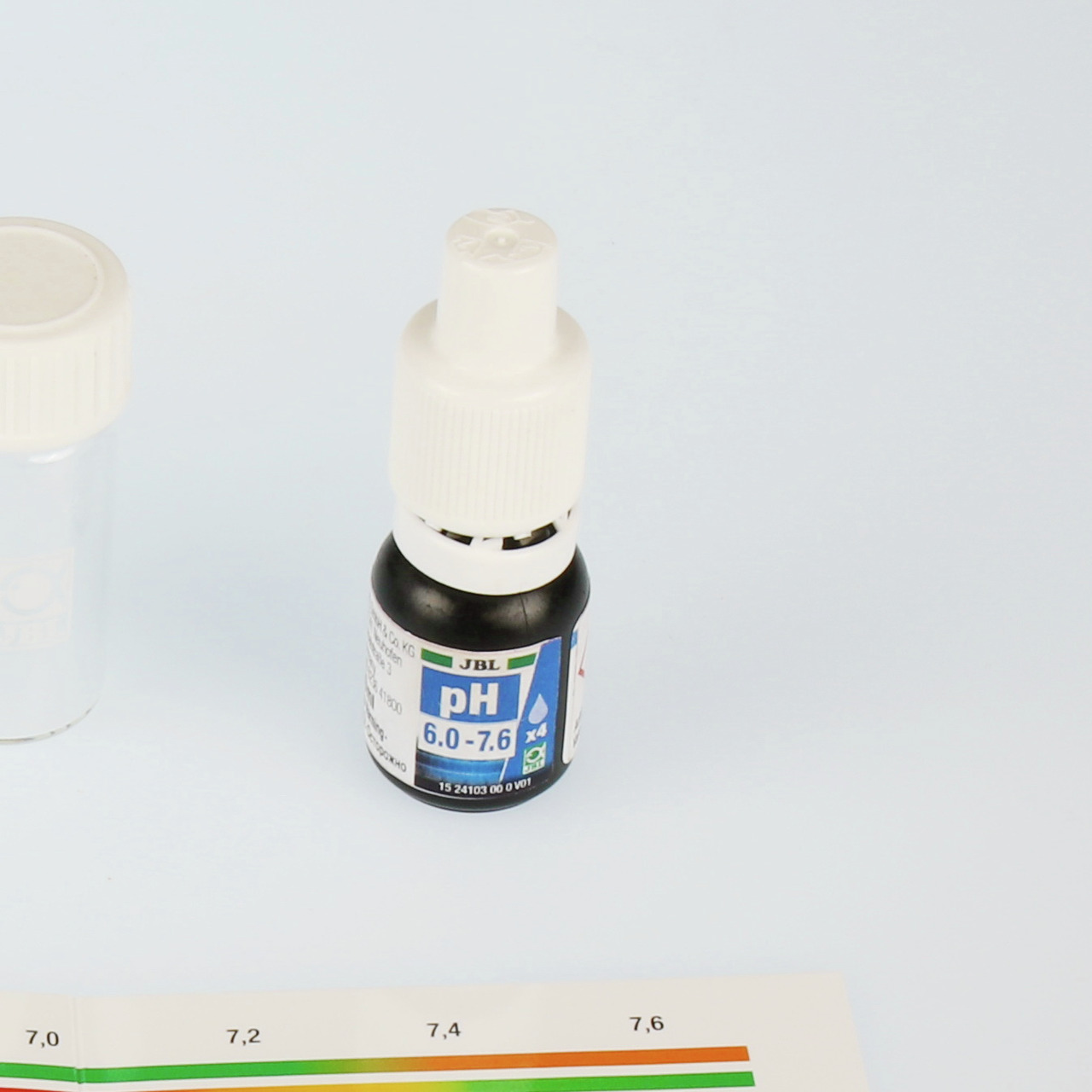 Das Bild zeigt das Produkt JBL pH-Test 6,0-7,6, ein Wassertest für Aquarien und Teiche. Es richtet sich an Aquaristik-Enthusiasten und Teichbesitzer, die den pH-Wert ihres Wassers präzise messen möchten. Abgebildet sind eine kleine Flasche mit Testlösung,