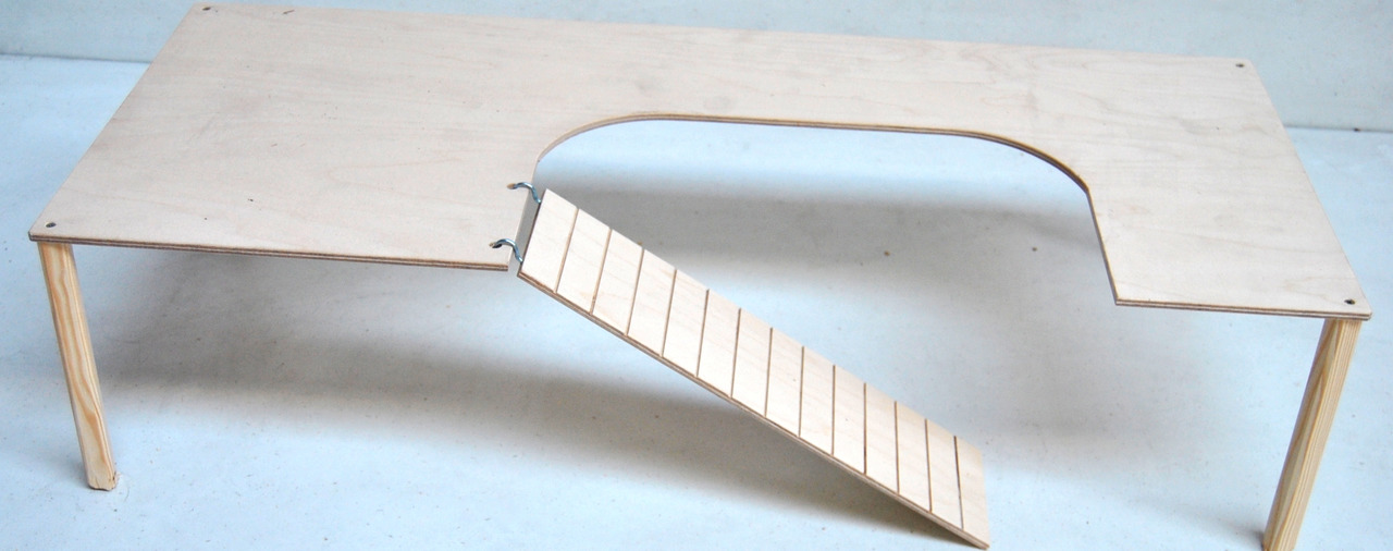 Ollesch Nager-Tisch, Holz, mit Rampe & runder Aussparung, für Kaninchen/Meerschweinchen, ideal zur Beschäftigung.