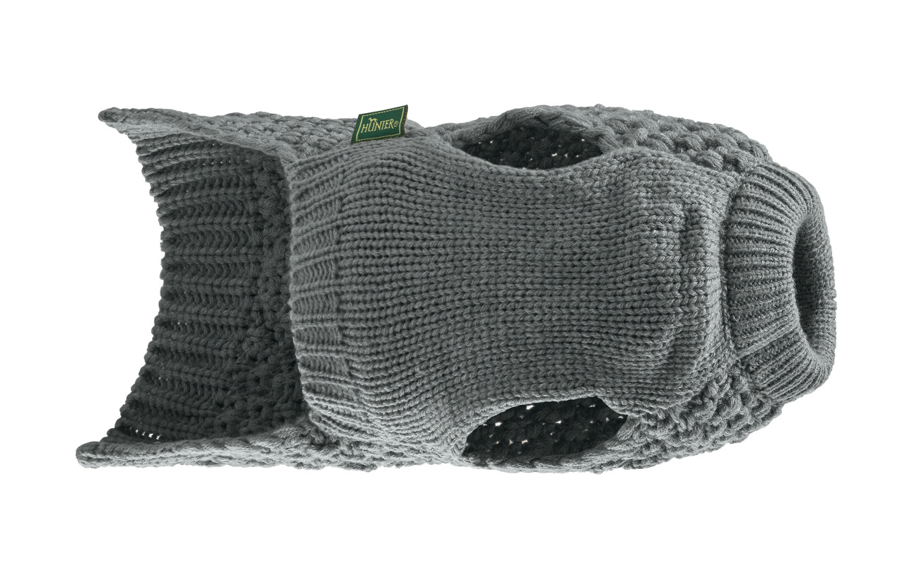 Grauer Hundepullover der Marke HUNTER, Modell Malmö, aus weichem Strickmaterial. Geeignet für kleine bis mittelgroße Hunde, ideal für kalte Tage. Der Pullover hat Öffnungen für die Vorderbeine und einen hohen Kragen für zusätzlichen Schutz. Stilvoll und f