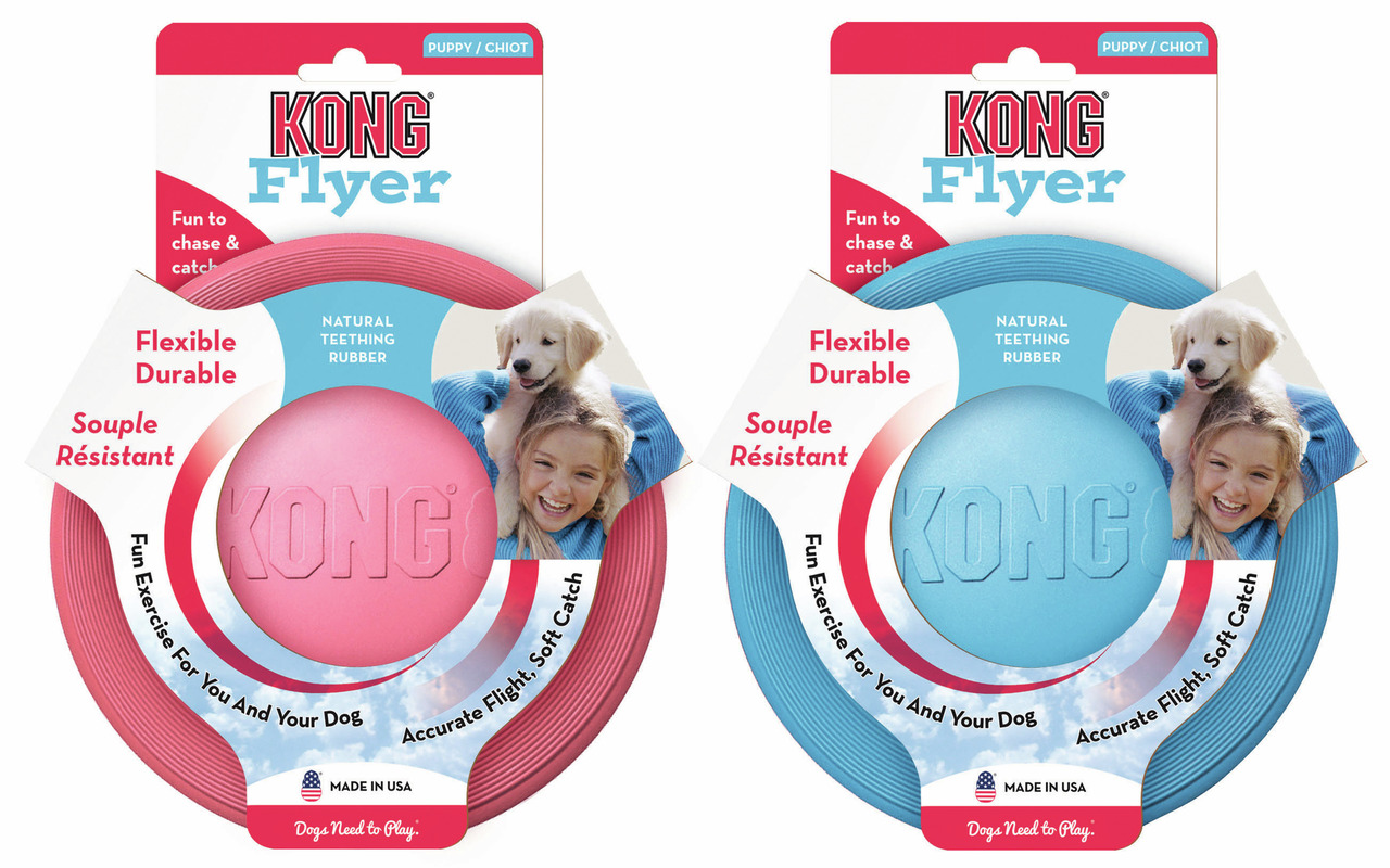 Das Bild zeigt zwei KONG Flyer Hundespielzeuge aus flexiblem und strapazierfähigem Naturkautschuk, speziell für Welpen entwickelt. Links ist die rosa Variante, rechts die blaue Variante abgebildet. Die Zielgruppe sind Hundewelpen, und das Produkt fördert 