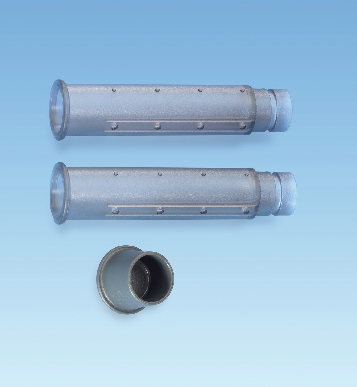 Das Bild zeigt zwei graue Ersatzteile des Herstellers EHEIM, die als Diffusorrohre für Aquarienfilter dienen, sowie ein separates Anschlussstück. Die Produkte sind für Aquarienbesitzer geeignet und unterstützen die optimale Wasserzirkulation. Die Artikeln