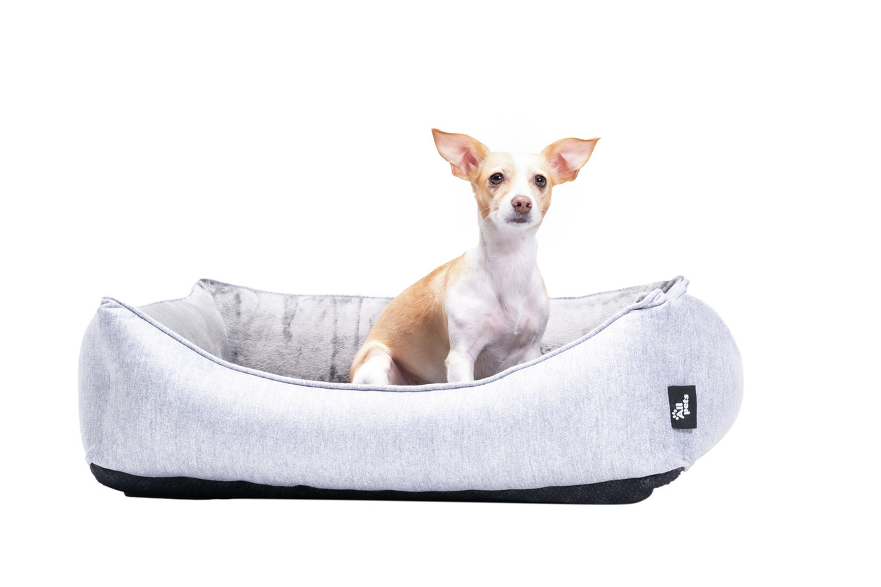 Ein kleines, hellbraunes und weißes Hundebett der Marke Allpets, geeignet für kleine Hunderassen. Das Bett ist in einem modernen, hellgrauen Stoffdesign gehalten und hat eine weiche, gepolsterte Innenfläche für maximalen Komfort. Perfekt für Haustiere, di