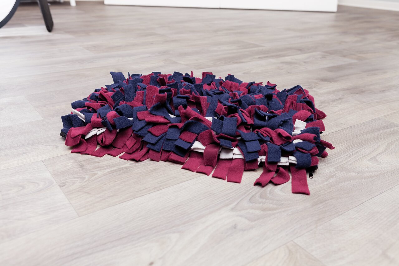 TRIXIE Schnüffelteppich, für Hunde, fördert mentale Auslastung, aus Fleece, Farben: Rot/Blau, Maße: ca. 50x50 cm.