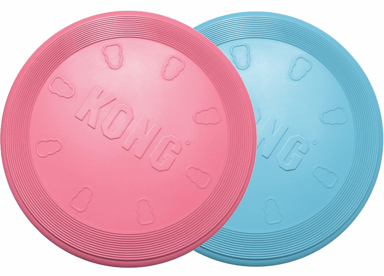 Zwei KONG Flyer Frisbees in Rosa und Blau, speziell für Hunde entwickelt. Die strapazierfähigen Frisbees aus flexiblem Material sind ideal für interaktives Spielen und fördern die Bewegung. Geeignet für Hunde aller Größen. Perfekt für Outdoor-Aktivitäten 