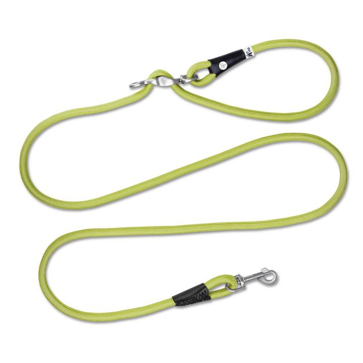 Das Bild zeigt die Hundeleine "Curli Clasp Leash" der Marke Curli in der Farbe Lime. Sie ist für Hunde geeignet und besteht aus einem robusten, geflochtenen Material. Die Leine verfügt über einen stabilen Karabinerhaken und eine verstellbare Länge. Ideal 