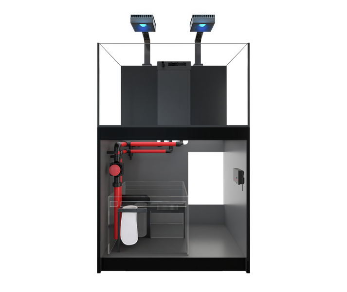 Das Bild zeigt das Red Sea Reefer 3XL 900 Aquarium-System, ein hochwertiges Meerwasseraquarium für erfahrene Aquarienliebhaber. Es ist mit einem modernen Unterschrank ausgestattet, der ein integriertes Filtersystem, Rohrleitungen und Stauraum enthält. Zwe