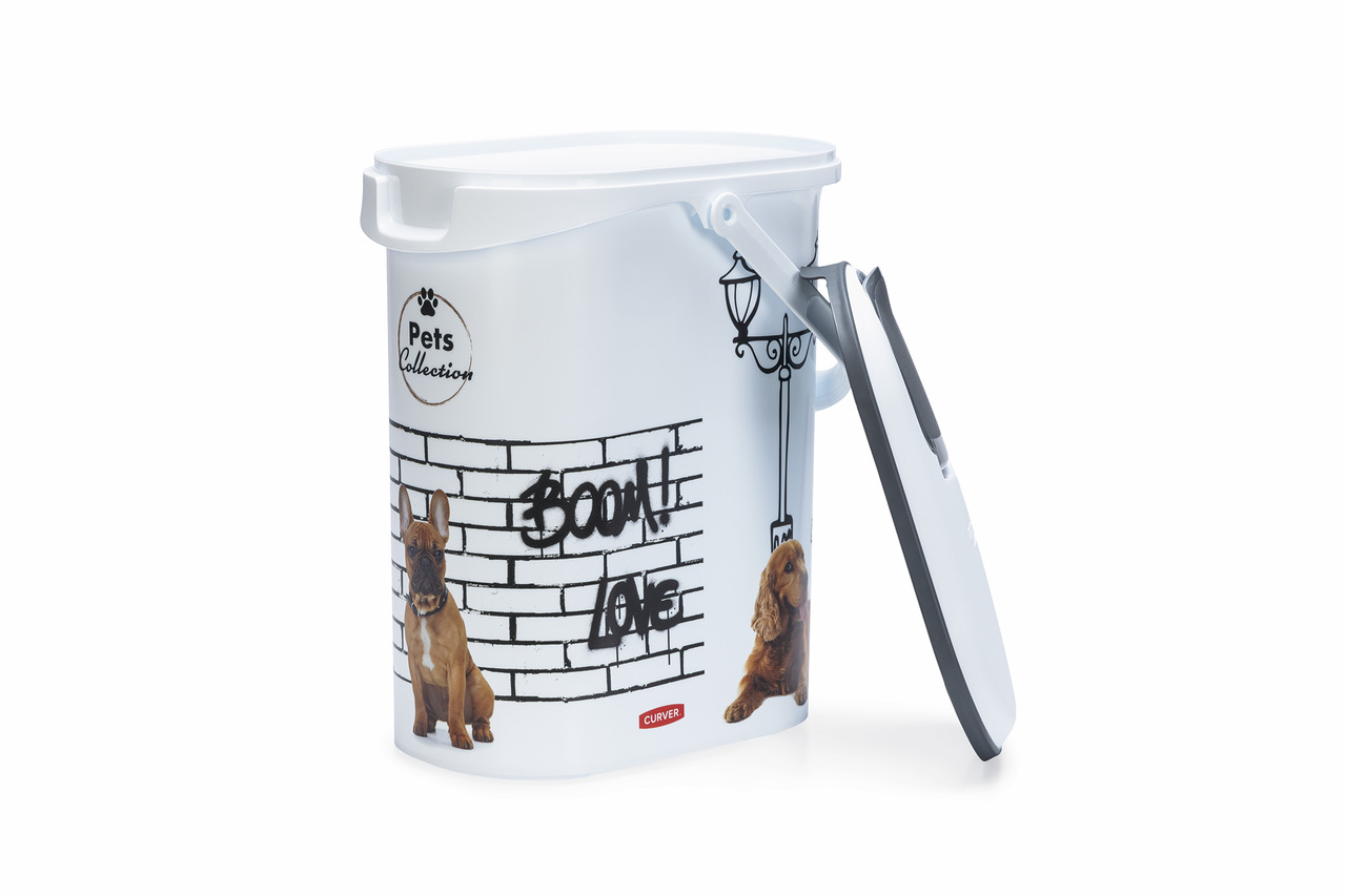 Curver Pets Collection Futterbehälter, 12L, für Hunde, modernes Design mit Boxern & Cockerspaniels, klappbarer Deckel, „Boom! Love“.