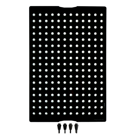 Das Bild zeigt das Produkt „Fauna Marin Frag Board LITE“, eine schwarze Halterungsplatte mit einem Raster aus weißen Löchern, die zur sicheren Platzierung von Korallenablegern in Meerwasseraquarien dient. Im unteren Bereich sind drei schwarze Halterungsst