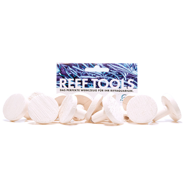 Das Bild zeigt das Produkt "Reef Tools" von der Marke Fauna Marin, speziell entwickelt für Aquaristik-Enthusiasten mit Riffaquarien. Abgebildet sind mehrere weiße Korallenstecklinge aus hochwertigem Material, die ideal für die Befestigung von Korallenable