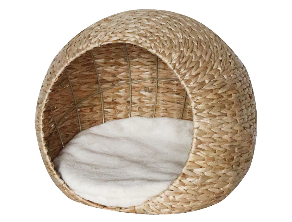 Geflochtener Katzenkorb „Nobby“ aus natürlichem Material in einer halbrunden, offenen Form. Ideal für Katzen, die einen gemütlichen Rückzugsort suchen. Inklusive weichem, herausnehmbarem Kissen in Weiß. Perfekt für kleine bis mittelgroße Katzen. Maße und 