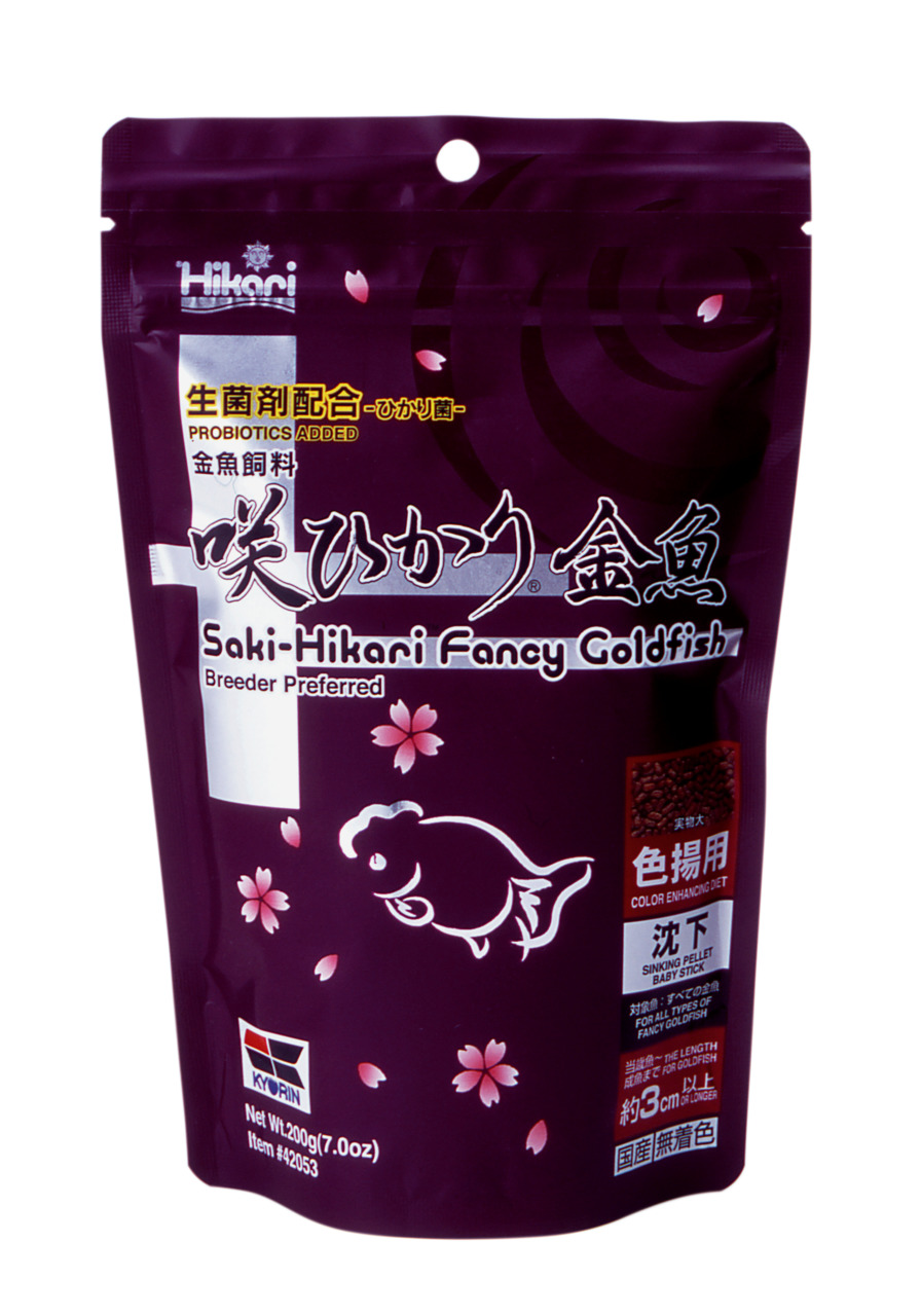 Das Bild zeigt eine violette Verpackung des Fischfutters „Saki-Hikari Fancy Goldfish“ der Marke Hikari. Es ist speziell für Goldfische entwickelt und enthält Probiotika zur Unterstützung der Verdauung. Die Verpackung hat ein Volumen von 200 g und zeigt ei