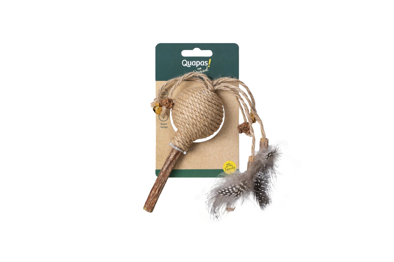 Katzenspielzeug „Quapas!“ für Katzen: Sisalball, Holzstab, Federn, fördert Jagdinstinkte, nachhaltig, „Dutch Design“.