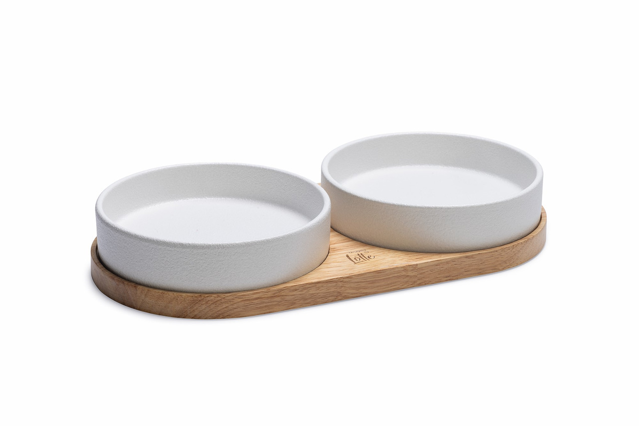 „Designed by Lotte“ Doppelnapf-Set für Hunde-Katzen, 2 Keramiknäpfe (weiß) auf Holztablett, ideal für Futter-Wasser, stilvolles Design.