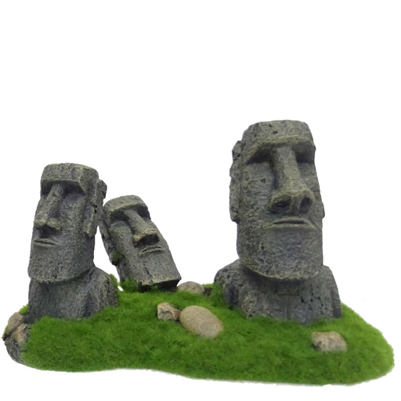 Dekorationsobjekt für Aquarien: Drei graue Moai-Statuen, inspiriert von den berühmten Osterinsel-Skulpturen, auf einer grünen, moosartigen Basis mit kleinen Steinen. Marke: AQUA DELLA. Geeignet für Aquarienliebhaber, um eine exotische Unterwasserlandschaf
