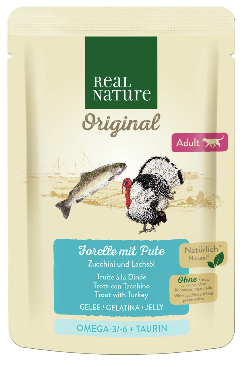 Das Bild zeigt eine Verpackung des Katzenfutters „REAL NATURE Original Forelle mit Pute“ für erwachsene Katzen. Die Geschmacksrichtung ist Forelle mit Pute, ergänzt durch Zucchini und Lachsöl. Es enthält Gelee, Omega-3/-6 und Taurin. Die Verpackung betont