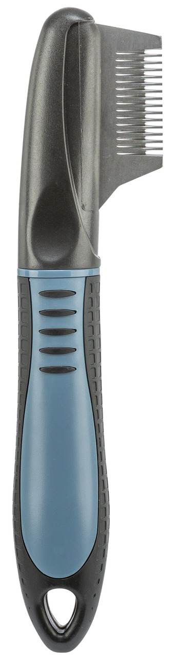 Das Bild zeigt den TRIXIE Flohkamm, ein Pflegeprodukt für Haustiere, speziell für Hunde und Katzen. Der Kamm hat einen ergonomischen Griff in Schwarz und Blau sowie feine Metallzinken, die ideal zur Entfernung von Flöhen und deren Eiern geeignet sind. Per