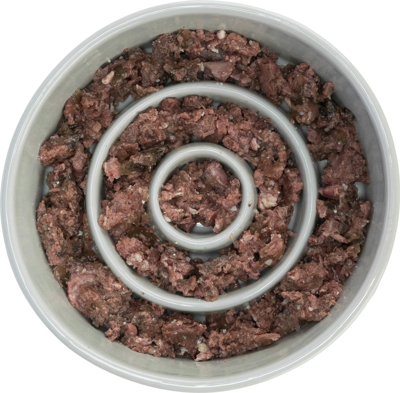 Das Bild zeigt eine graue Futterschale der Marke TRIXIE, gefüllt mit rohem, fleischigem Hundefutter. Die Schale hat ein spiralförmiges Design, das das Fressen verlangsamen soll. Zielgruppe sind Hunde, die zu schnellem Fressen neigen. Die Menge des Futters