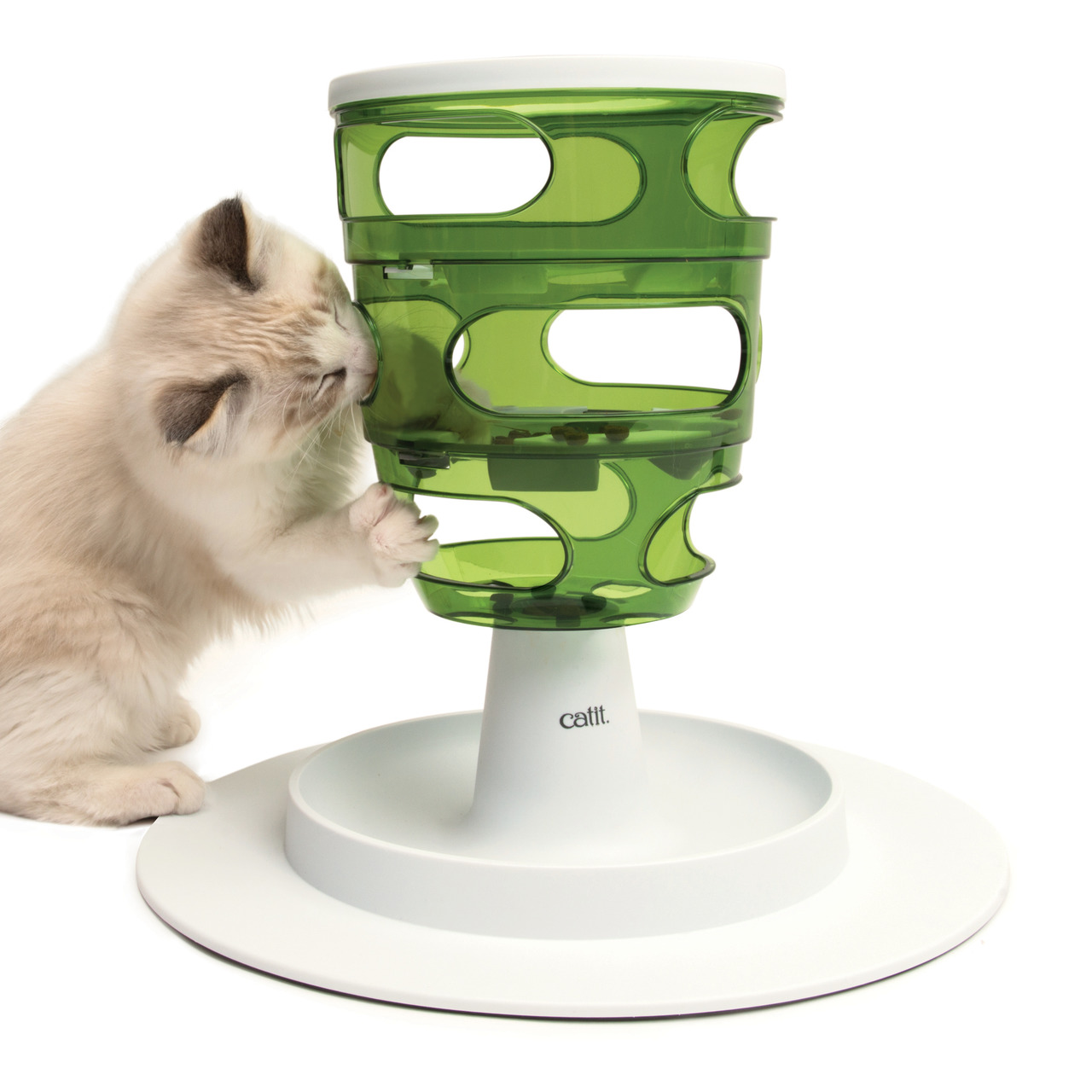 Ein cremefarbener, flauschiger Kater interagiert mit dem Catit Senses 2.0 Futterbaum, einem grünen interaktiven Futterspender für Katzen. Das Produkt ist speziell für Katzen entwickelt, um ihre natürlichen Jagdinstinkte zu fördern. Es bietet eine spieleri