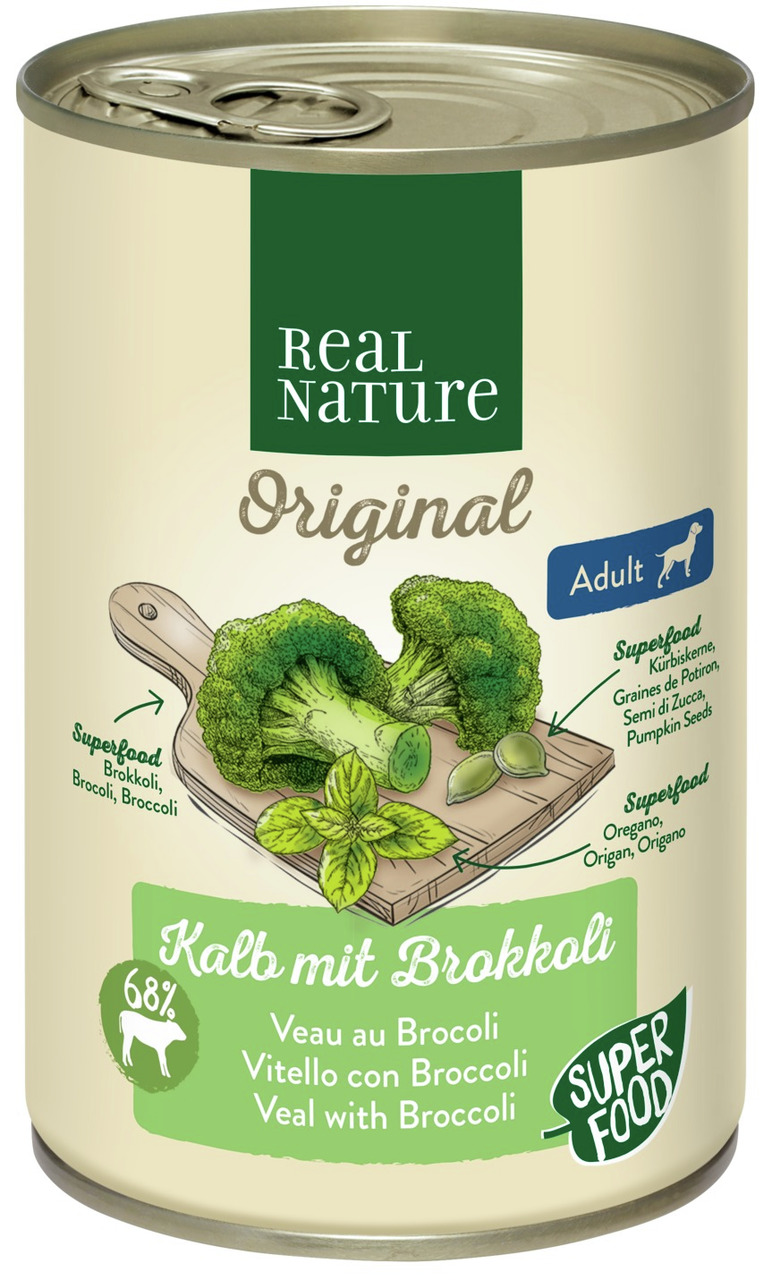 Das Bild zeigt eine Dose Hundefutter der Marke Real Nature mit der Geschmacksrichtung Kalb mit Brokkoli. Das Produkt ist für ausgewachsene Hunde (Adult) geeignet und enthält 68 % Kalbfleisch. Es wird mit Superfoods wie Brokkoli, Kürbiskernen und Oregano b