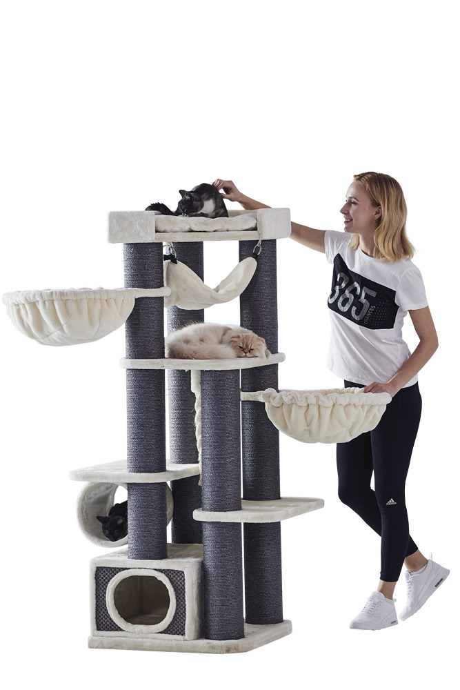 Auf dem Bild ist ein großer, mehrstöckiger Kratzbaum der Marke Nobby zu sehen, geeignet für Katzen. Der Kratzbaum bietet mehrere Liegeflächen, Hängematten und Höhlen, ideal für Spiel, Ruhe und Krallenpflege. Er ist in Grau und Beige gehalten und besteht a