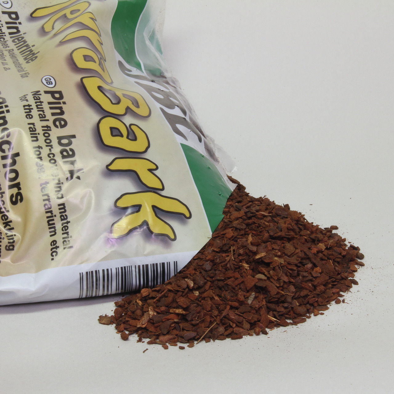 Das Bild zeigt eine geöffnete Verpackung des Produkts JBL TerraBark mit der EAN 4014162710246. Es handelt sich um Rindenmulch für Terrarien, geeignet für Reptilien und Amphibien. Die Verpackung ist teilweise durchsichtig, wodurch der Inhalt sichtbar ist. 