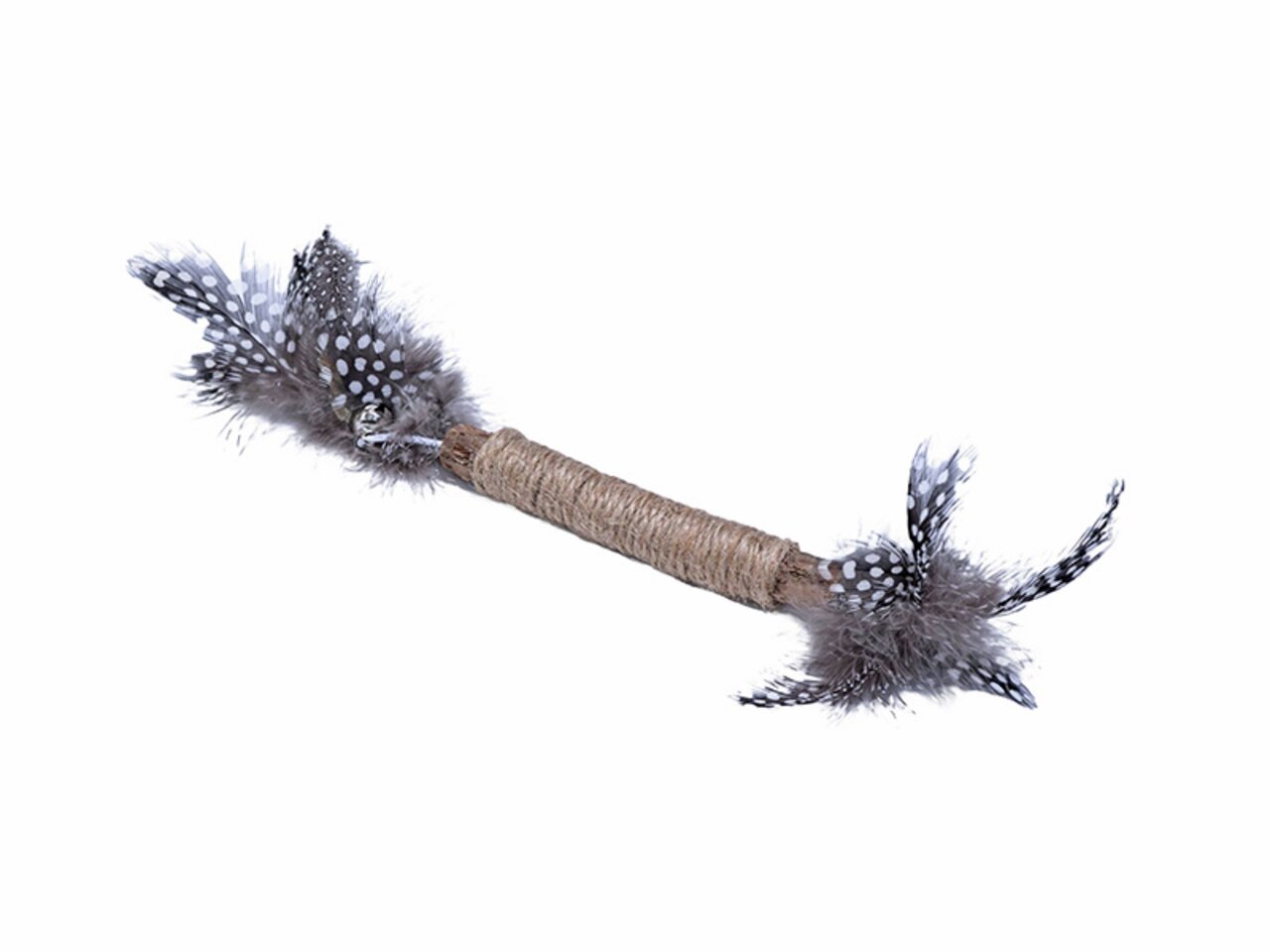 Ein Katzenspielzeug der Marke Quapas, speziell für Katzen entwickelt. Es handelt sich um einen mit Sisal umwickelten Stab, der an beiden Enden mit grauen Federn verziert ist, die weiße Punkte aufweisen. Ideal zur Förderung des Spieltriebs und der Bewegung