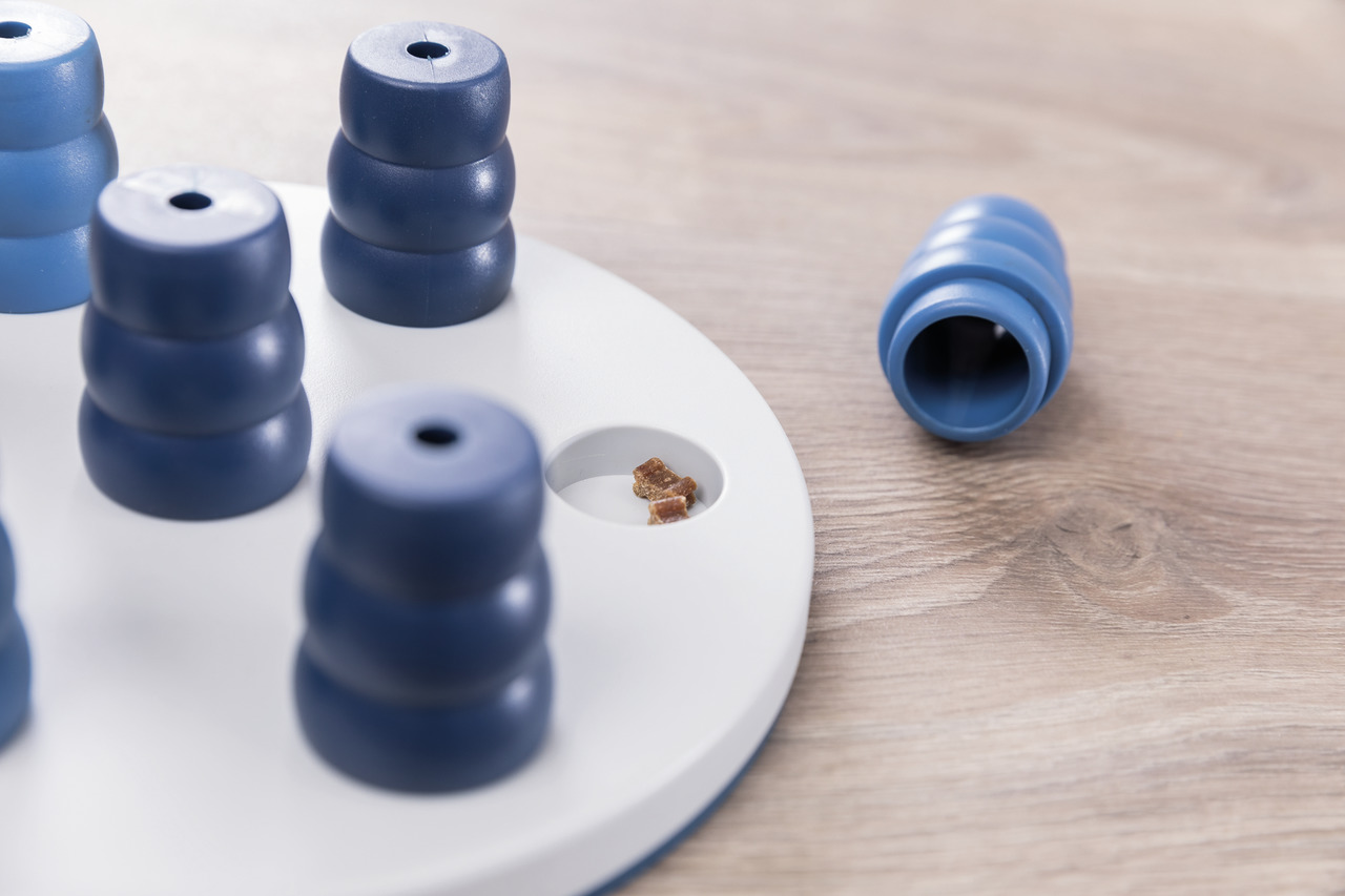 Das Bild zeigt das TRIXIE Dog Activity Poker Box Strategiespiel für Hunde. Es handelt sich um ein interaktives Intelligenzspielzeug, das speziell für Hunde entwickelt wurde. Die Zielgruppe sind Hundehalter, die ihre Tiere geistig fördern möchten. Das Spie