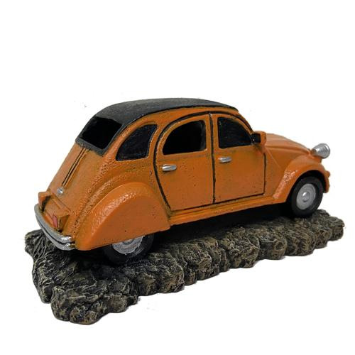 Ein orangefarbenes Deko-Auto im Retro-Stil, das auf einem steinartigen Sockel steht. Das Modell erinnert an einen klassischen Citroën 2CV mit schwarzen Akzenten auf dem Dach. Geeignet als Aquarium-Dekoration von der Marke AQUA DELLA. Perfekt für Aquarienl