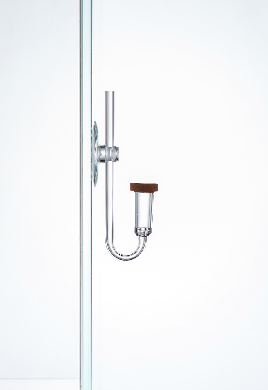 Das Bild zeigt den Chihiros CO2-Diffusor, ein hochwertiges Zubehör für Aquarien. Der Diffusor besteht aus klarem Glas und ist mit einem Saugnapf an der Aquarienscheibe befestigt. Er dient der effizienten Verteilung von CO2 im Wasser, um das Pflanzenwachst