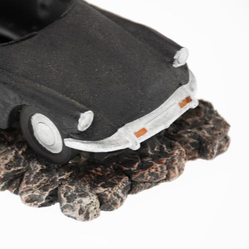 AQUA DELLA Aquariumdeko, schwarzer Oldtimer auf Felsbasis, für Aquarienbesitzer, stilvolle & realistische Gestaltung.