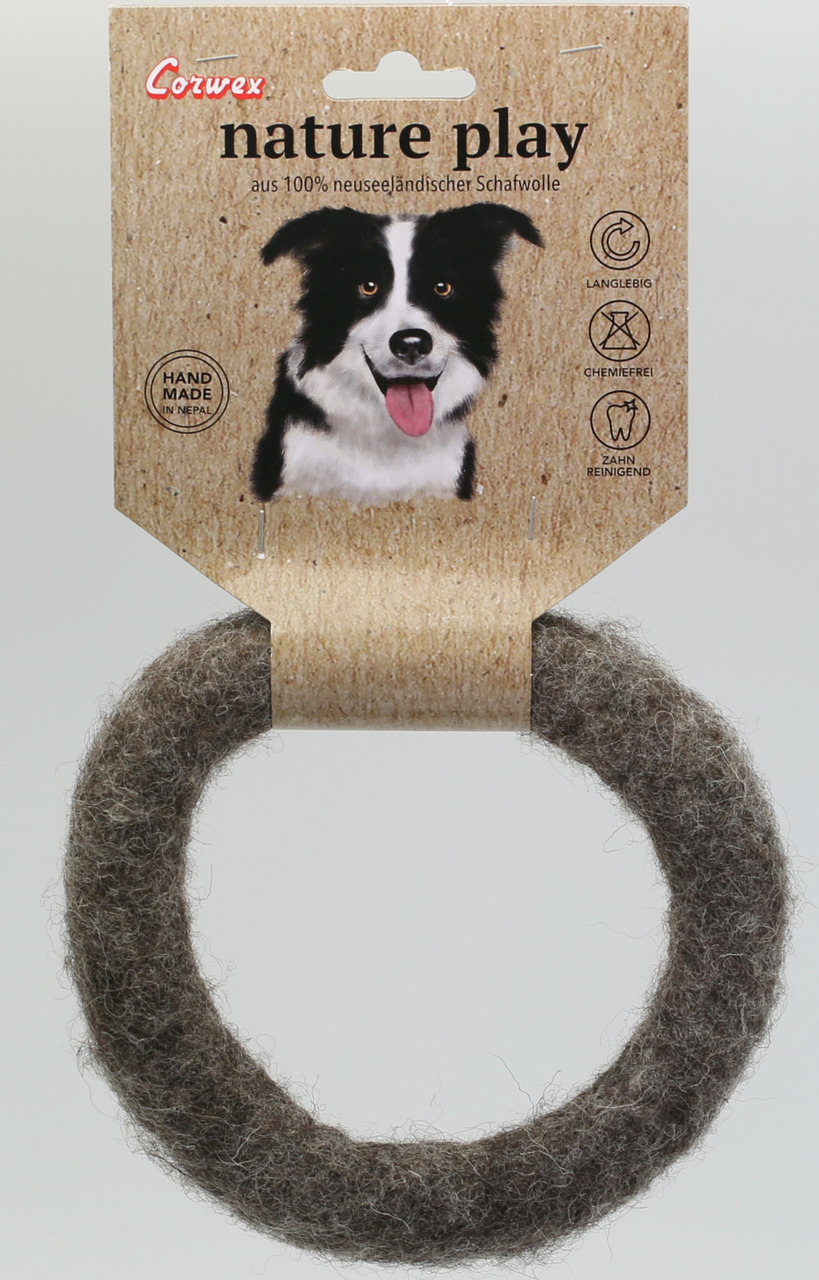 Das Bild zeigt das Produkt „Corwex Nature Play“, ein nachhaltiges Hundespielzeug aus 100 % neuseeländischer Schafwolle. Es ist handgefertigt in Nepal, langlebig, chemiefrei und unterstützt die Zahnpflege. Zielgruppe sind Hunde. Das Spielzeug hat die Form 