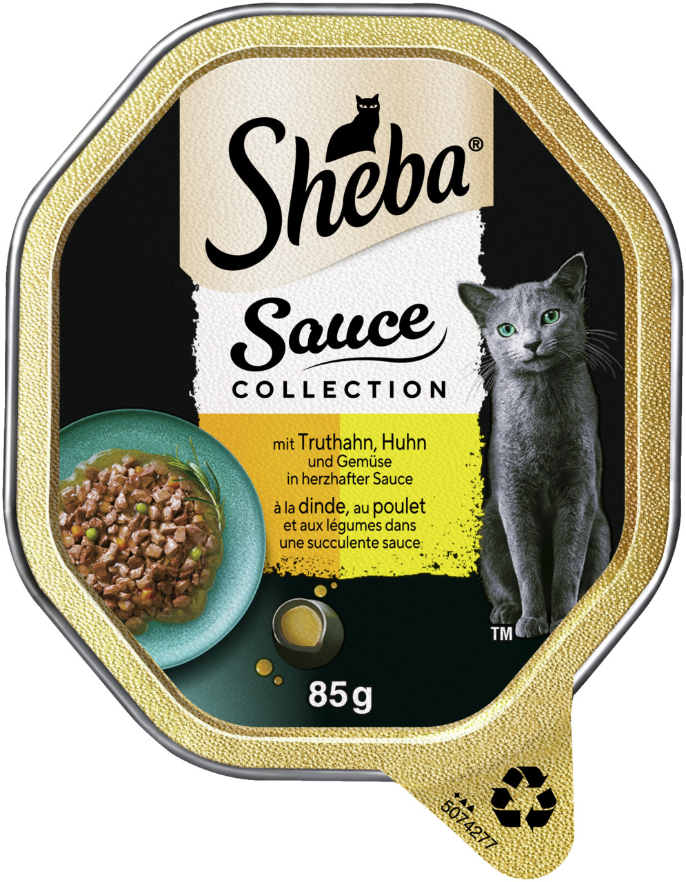 Das Bild zeigt eine Verpackung des Katzenfutters „Sheba Sauce Collection“ mit Truthahn, Huhn und Gemüse in herzhafter Sauce. Die Zielgruppe sind Katzen. Die Verpackung enthält 85 g und zeigt eine graue Katze sowie eine Nahaufnahme des Futters auf einem Te