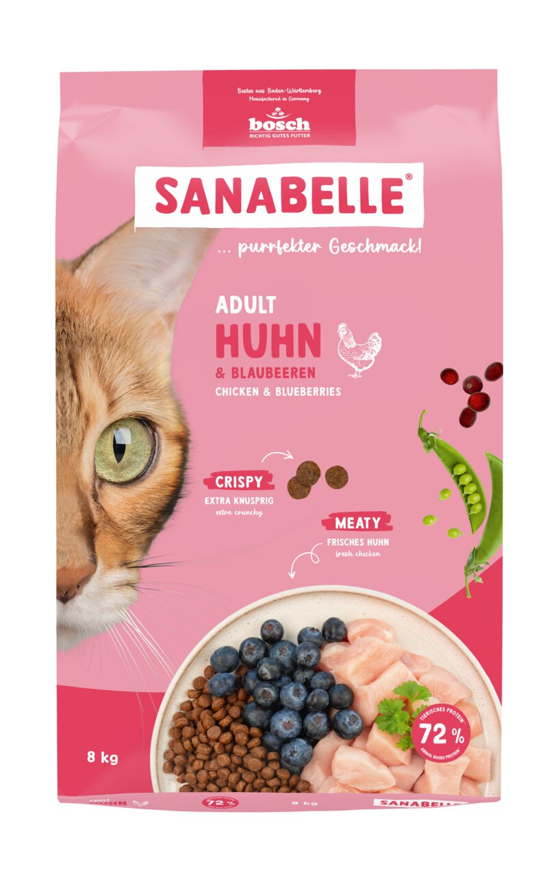 Das Bild zeigt eine Verpackung des Katzenfutters „Sanabelle Adult Huhn & Blaubeeren“ der Marke Sanabelle. Es ist für ausgewachsene Katzen geeignet und enthält frisches Huhn sowie Blaubeeren. Die Verpackung hebt hervor, dass das Futter extra knusprig („Cri