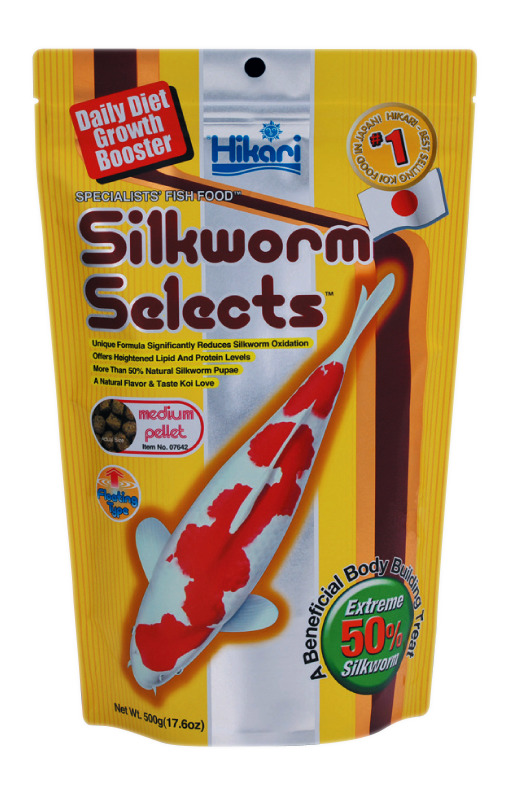 Das Bild zeigt eine gelbe Verpackung des Fischfutters „Hikari Silkworm Selects“ für Koi-Fische. Die Zielgruppe sind Koi-Liebhaber. Das Produkt enthält 50 % Seidenraupen und wird als „Daily Diet Growth Booster“ beworben. Es handelt sich um mittelgroße Pell