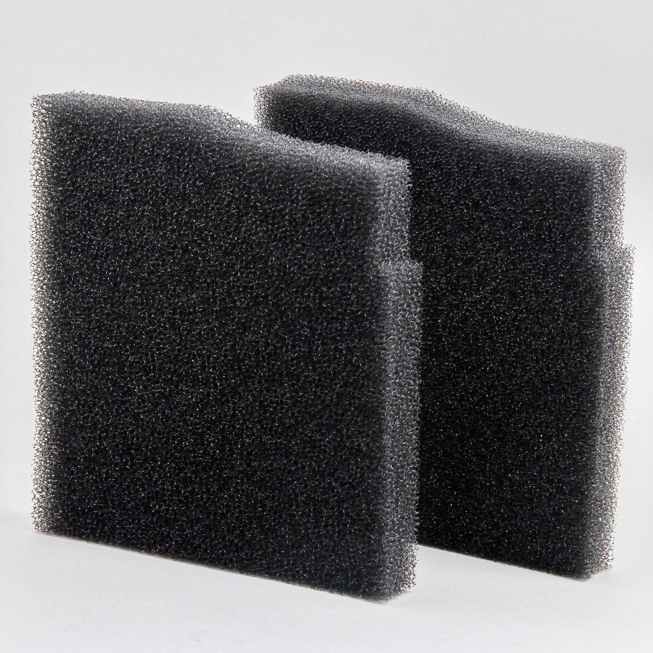 Zwei schwarze Filterschaum-Einsätze der Marke JBL, Modell CristalProfi, speziell entwickelt für Aquarienfilter. Geeignet für Aquarienbesitzer, um eine effektive mechanische und biologische Filterung zu gewährleisten. Die rechteckigen Schaumstoffeinsätze s