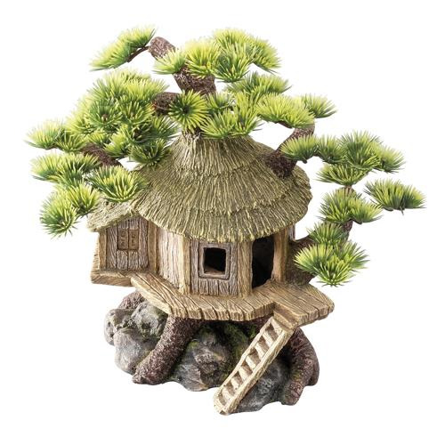 AQUA DELLA Baumhaus-Aquarium-Deko, für Aquarienliebhaber, detailreich mit Strohdach, Holztreppe, Baumkronen, auf Felsen.