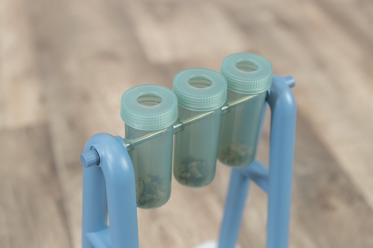 TRIXIE Dog Activity Strategiespiel „Turn Around“, interaktives Hundespielzeug, blau, 3 drehbare Behälter, für Leckerlis, 1 Stk.