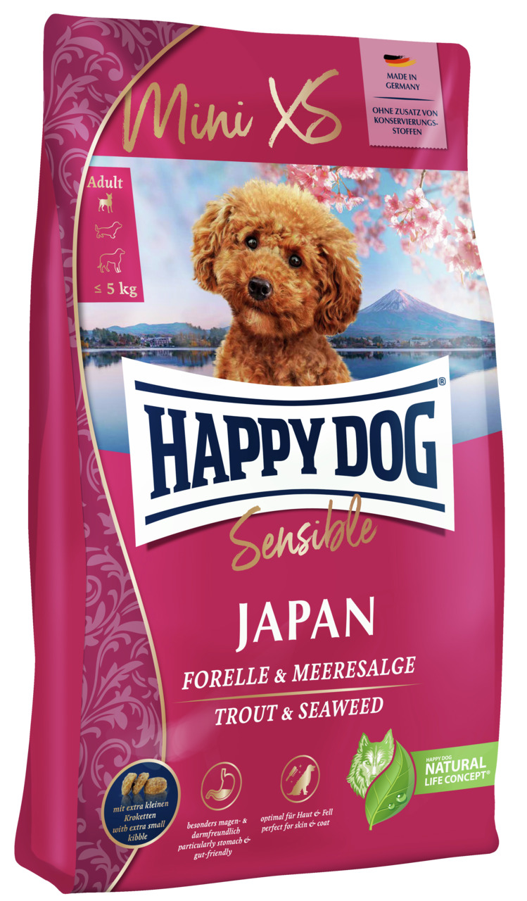 Das Bild zeigt eine Verpackung des Hundefutters „HAPPY DOG Sensible Japan“ der Marke HAPPY DOG. Es ist speziell für ausgewachsene Hunde kleiner Rassen bis 5 kg geeignet. Die Geschmacksrichtung ist Forelle und Meeresalge. Die Verpackung enthält Hinweise wi