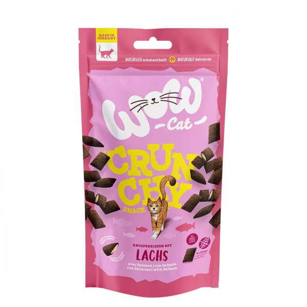 Das Bild zeigt eine rosa Verpackung der Marke WOW CAT mit der Aufschrift "Crunchy Snack". Es handelt sich um Knusperkissen mit Lachs für Katzen. Die Zielgruppe sind Katzenbesitzer, die ihren Tieren einen natürlichen und schmackhaften Snack bieten möchten.