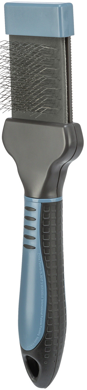 Abgebildet ist die TRIXIE Universalbürste für Haustiere, ideal für Hunde und Katzen. Die Bürste hat einen ergonomischen Griff in Schwarz und Blau sowie feine Metallborsten, die sanft Verfilzungen lösen und das Fell pflegen. Perfekt für die regelmäßige Fel
