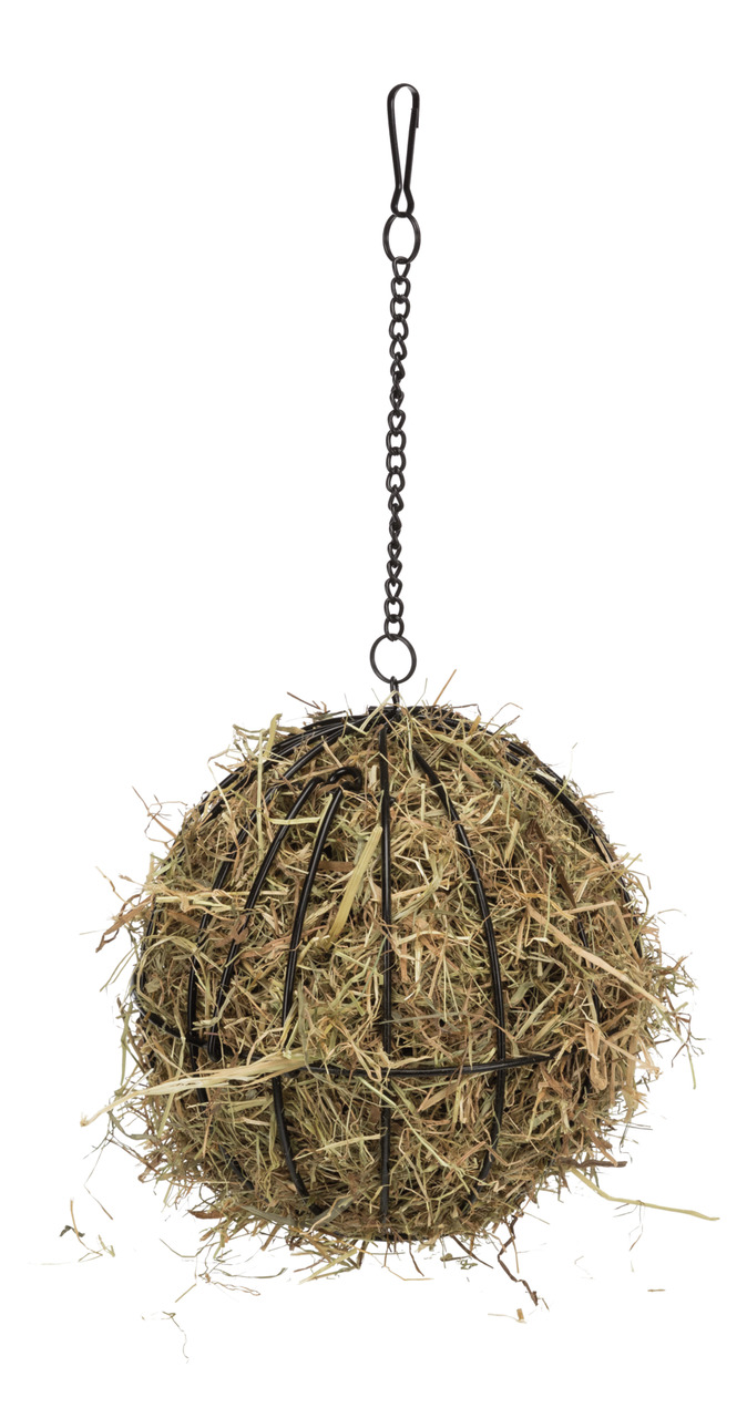 Das Bild zeigt den TRIXIE Heuball, ein Zubehör für Kleintiere wie Kaninchen und Meerschweinchen. Der Ball besteht aus einem schwarzen Metallgitter, das mit Heu gefüllt ist, und hängt an einer stabilen Metallkette mit Karabinerhaken. Er dient der artgerech