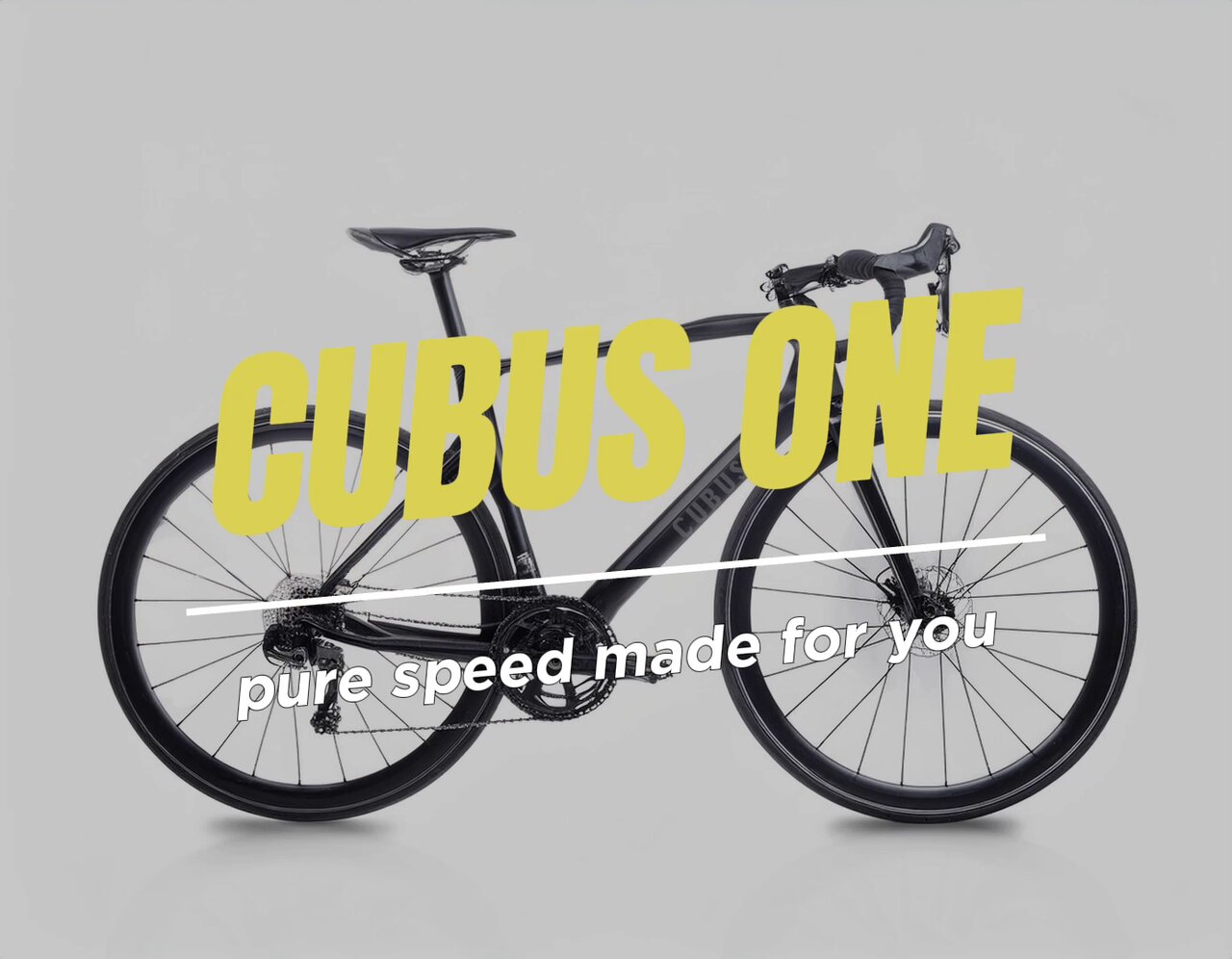 Schwarzes CUBUS ONE Rennrad vor grauem Hintergrund mit großem Schriftzug CUBUS ONE und Slogan pure speed made for you