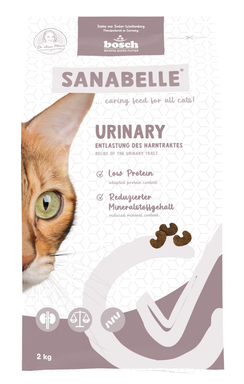 Das Bild zeigt eine 2-kg-Packung des Katzenfutters „Sanabelle Urinary“ von Bosch Tiernahrung. Es ist speziell für Katzen entwickelt, die Unterstützung bei der Entlastung des Harntraktes benötigen. Die Rezeptur ist proteinarm und enthält einen reduzierten 